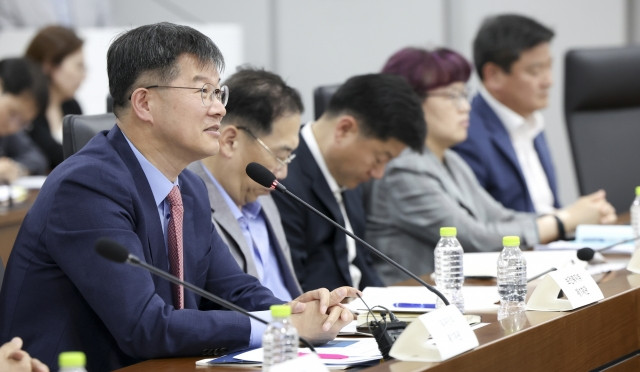 19일 정부세종청사에서 열린 ‘인구정책기획단’ 출범 회의에서 공동 단장을 맡은 이기일 보건복지부 제1차관(사진 왼쪽)이 발언을 하고 있다. 보건복지부 제공