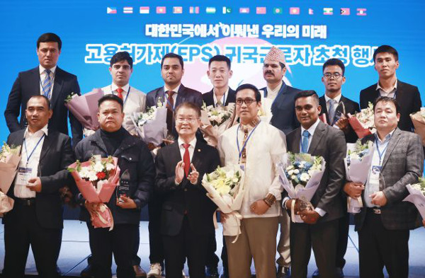 이정식 고용노동부 장관이 지난 22일 오후 서울 중구 노보텔 앰배서더 호텔에서 열린 ‘고용허가제(EPS) 귀국근로자 초청 행사’에서 수상자들과 기념촬영을 하고 있다. 연합뉴스
[출처] - 국민일보
[원본링크] - https://news.kmib.co.kr/article/view.asp?arcid=0924332319&code=11131800&cp=nv