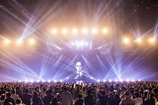 신해철 10주기 콘서트 성료... 관객과 하나 되는 음악 축제 선사