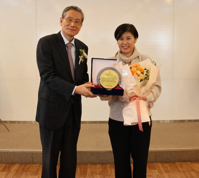 [로펌라운지] 김옥란 푸른고래 센터장...제7회 '바른 의인상' 수상